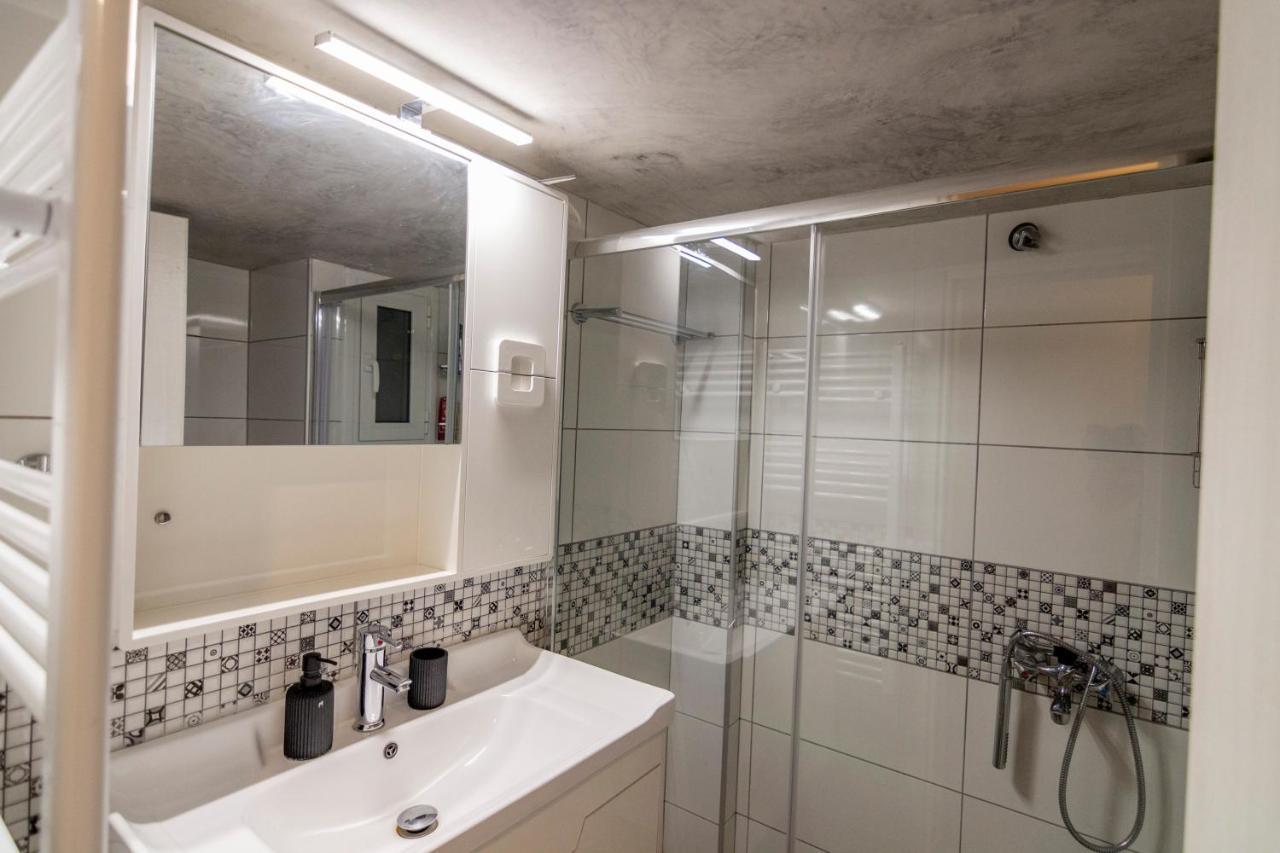 Luxury Apartment 10' From The Center! Athens Exterior photo